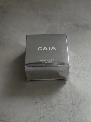 CAIA Wake Me Up Powder foundation - I färgen rhubarb och helt oanvänd och oöppnad!