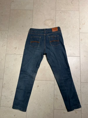 Giorgio Armani jeans - Säljer ett par riktigt sköna marinblåa armani jeans! Jeansen har en fin fade och är riktigt sköna. W31