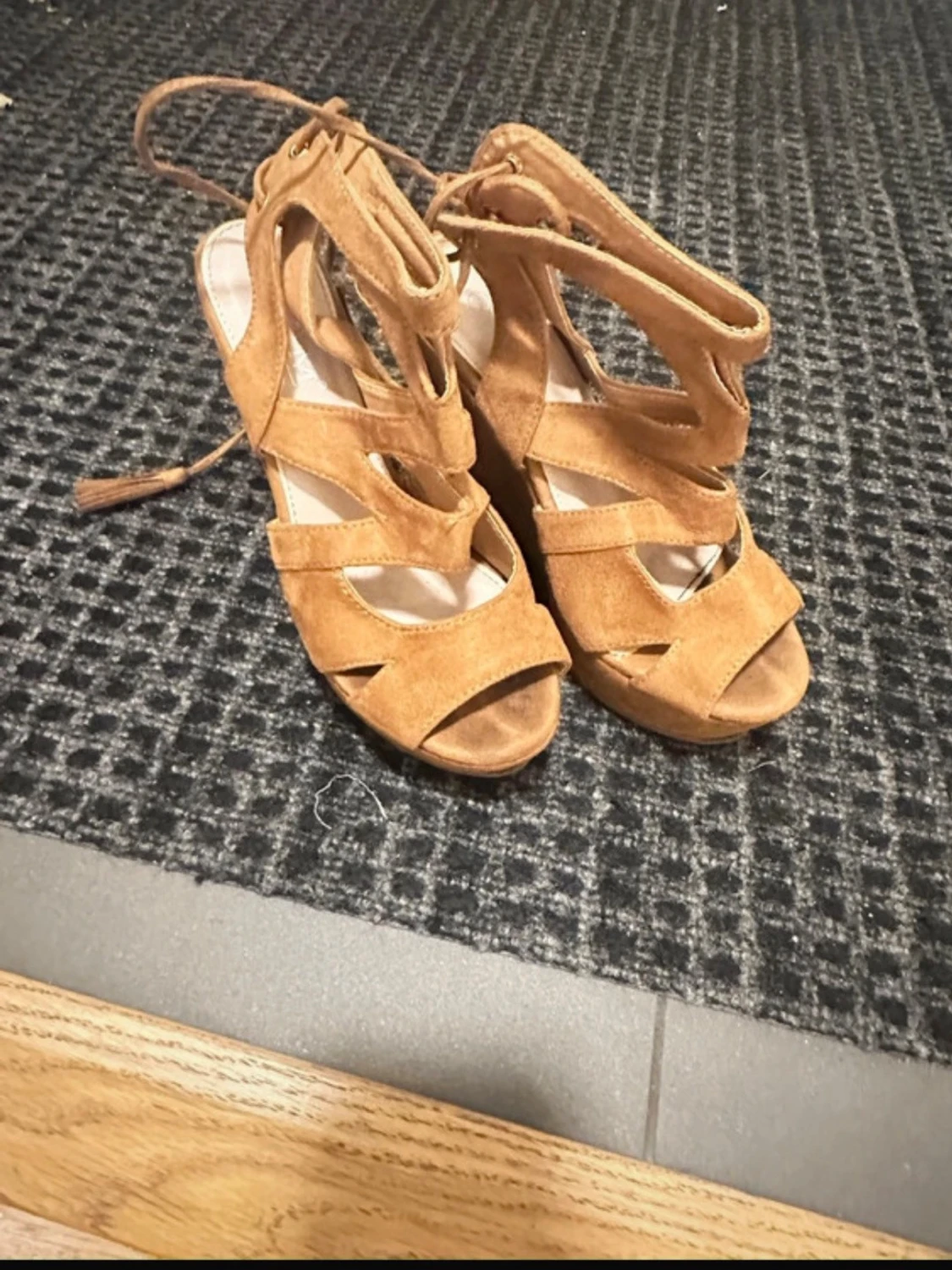 Bruna kilklackade sandaler i mocka