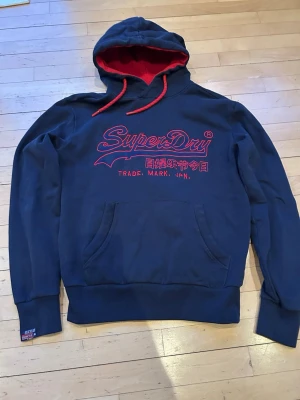 Mörkblå Superdry hoodie  - Snygg mörkblå super dry hoodie i storlek M. Om du har någon fråga va inte rädd för att ställa den!!!