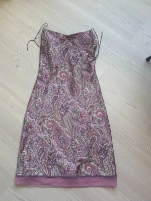 Lila mönstrad 2000s klänning 💜 - Säljer en lila långklänning med paisleymönster i olika nyanser av lila, rosa och beige. Jättesnygg. Står storlek Eu 38, men passar mig perfekt som är 167 cm lång, väger ca 56 kg och brukar ha small🫶🏼