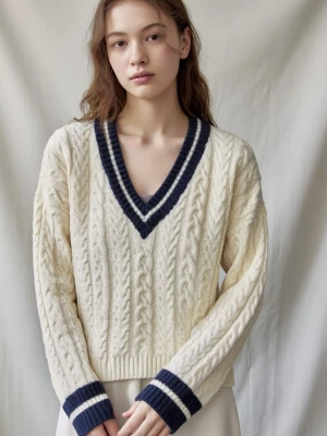 Vit kabelstickad ulltröja från L.O.G.G. - Säljer en superfin vit kabelstickad tröja från L.O.G.G. med mörkblå detaljer. Den har en snygg v-ringning och långa ärmar med ribbade muddar. Perfekt för höst och vinter! Tröjan är i ullblandning vilket gör den både varm och bekväm. Passar perfekt till både jeans och kjol. 🧶✨