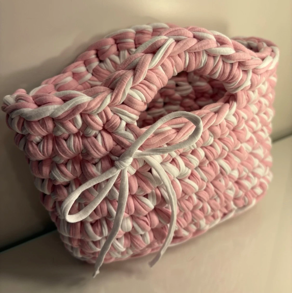 Virkad handväska i t-hirt garn i rosa/vit - 2