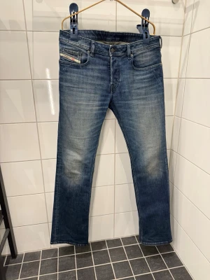 Diesel zatiny-x jeans - Diesel zatiny-x jeans  Storlek: 32x32 Liten bootcut Nyskick! Helt nya, endast testade  Benöppning: 22cm Knä: 20cm Lår: 22cm Längd: ca 107cm Midja: 42cm