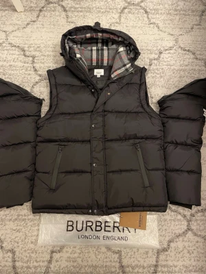Burberry jacka  - Hej! Jag säljer en snygg Burberry jacka 🖤 Perfekt för vardag och kallare dagar Använd några gånger men fortfarande i gott skick 😍  📏 Storlek: M 📍 Finns i Helsingborg  Skriv gärna vid intresse Hör gärna av dig innan du köper 💯