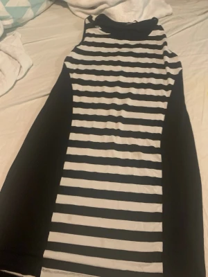 Klänning storlek L - I gott skick finns i Vällingby(Stockholm)