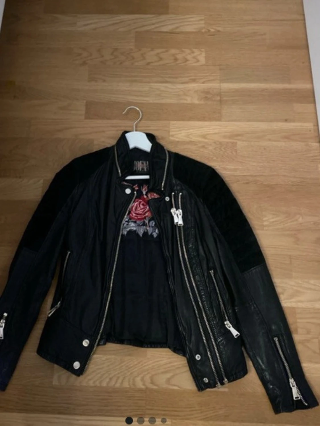 Svart biker skinnjacka med detaljer