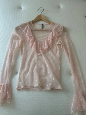 Ljusrosa prickig volangblus H&M - Jätte söt rosa blus!! Kommer tyvärr inte till använda💞