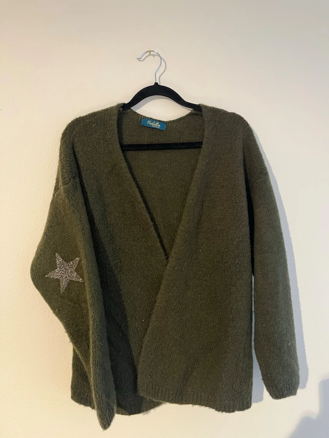 Olivgrön kofta med stjärndetalj - 1