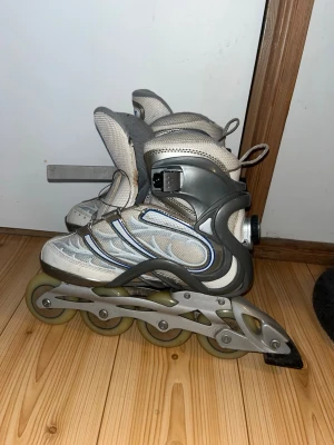 Rullaluistimet 39 - Valkoiset Filan rullaluistimet. Käytetyt, mutta edelleen toimivat ja hyväkuntoiset. Koko 39. Pohjallisen pituus n 25.5cm. Eläintalous MMM Katsothan myös muut ilmoitukseni Tarjoa 