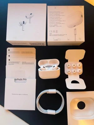 Apple AirPods Pro med laddningsetui - Säljer ett par vita Apple AirPods Pro 2 med laddningsetui, extra silikonpluggar och USB-C laddkabel. Hörlurarna har en stilren och kompakt design i blankt plastmaterial och levereras med originalförpackning och manualer. Perfekta för dig som vill ha trådlöst ljud och smidig anslutning,  jag har knappt använt. Den har brusducering. Ljudkvaliteten är mycket bra. Allt funkar som den ska som andra vanliga Airpods. Serienummer ser du på bilderna. 