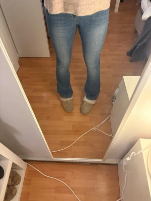 Blå bootcut jeans från VeroModa  - Snygga blå bootcut jeans, Jeansen har en lätt tvättad look och vida ben från knät och ner. Tillverkade i denim med en bekväm stretchig passform. Perfekta för en trendig och avslappnad stil.