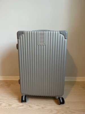 Silver hårdplast resväska med kodlås - Perfekt resväska för en stilren resa. 65cmx41cmx25cm. Skriv om du har några frågor! 😊