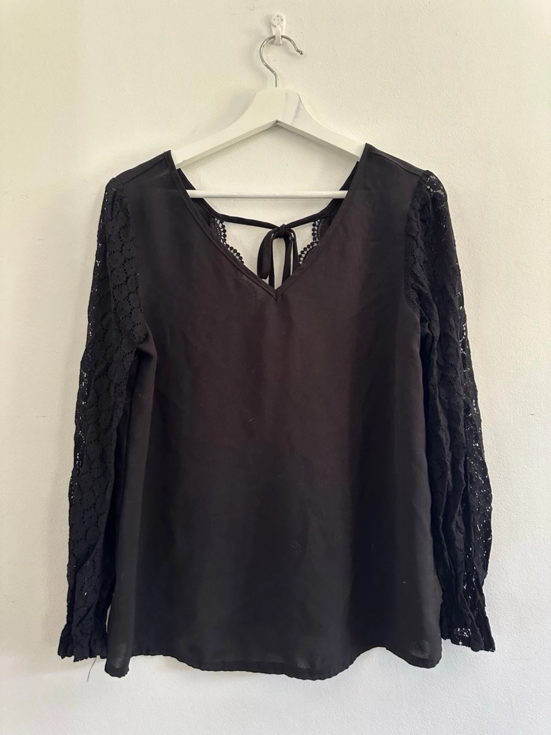 Svart blus med spetsärmar och knyt S-M