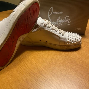 Christian Louboutin skor - Snygga vita sneakers från Christian Louboutin feta till sommaren 