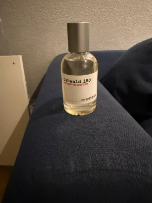 Ostwald 18.0 extrait de parfum - Ostwald 18.0 extrait de parfum i en stilren, rund glasflaska med grå metallkork. Parfymen har en minimalistisk etikett och transparent vätska. Perfekt för dig som gillar unika dofter och snygg design på parfymflaskan. Parfymen kostar 349 från deras hemsida varav här bara för 249