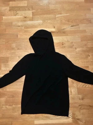Svart cashmere hoodie - Skön passar bra lite slimmat i armar