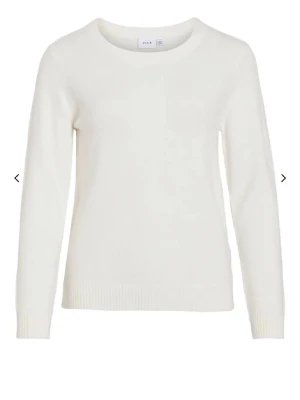 Vit stickad tröja från VILA - vit stickad tröja från vila. Inte så nopprig.