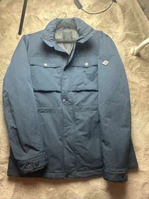 J.Lindeberg field jacket - Säljer denna feta field jacket som är perfekt för de kallare dagarna. Tveka inte på att ställa frågor 