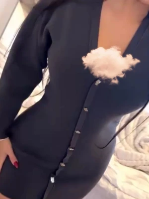 Mörkgrå stickad cardigan från Zara - Mörkgrå stickad kortklänning från Zara som är långärmad. Liten i storlek. Använd 1 gång.