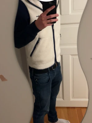 Vit fleeceväst  - Säljer en schysst vit fleece teddy väst till ett grymt pris. Västen är i nyskick och passar storlekar mellan S-M. Hör av er vid funderingar!