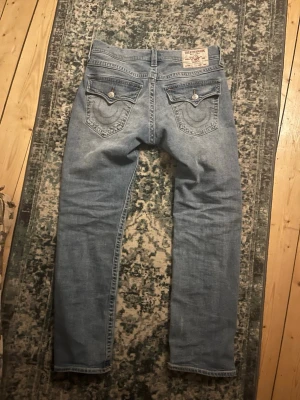 Ljusblå True Religion jeans - Hej säljer nu dessa snygga True Religion jeans, nypris 1349kr, skick som nya och om du har några frågor eller funderingar så är de bara att höra av sig!😊