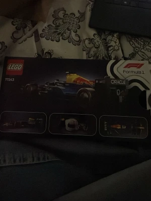 Lego f1 - Säljer detta lego eftersom jag råkade köpa en extra och hann ej lämna tillbaka, ej öppnade förpackningar förutom boxen på 2a bilden🤗