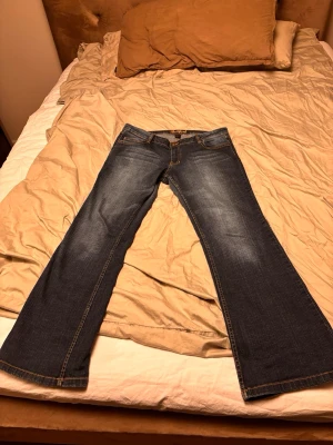 Vintage Bootcut Jeans  - Säljer ett par otroligt snygga byxor som har en väldigt najs bootcut och går över skorna perfekt, svinbra passform, jätte fin fade/wash som kommit efter alla år av användning, byxorna är i toppskick! W34 L34 skulle säga att de är 33 i midjan!