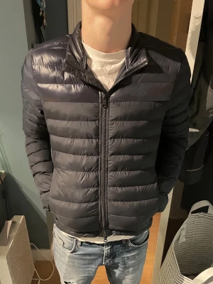 Marinblå jacka J Lindberg - Snygg mörk dunjacka från J Lindberg med dragkedja framtill. Trendig och skitsnygg.  Perfekt för kalla vinterdagar. Säljer pga för liten för mig själv..🙂 Storlek S