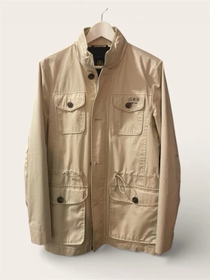 Beige field jacka - Tja, säljer denna field jackan från Henri Lloyd. Den är väldigt skön och passar till allt. Passar perfekt nu vid vintern o inför våren. Priset är inte hugget i sten!// Alex closet✨✨