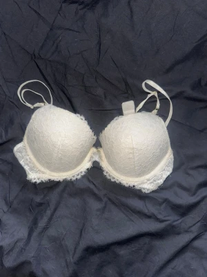 BH  - Lätt Puch up bh som aldrig är använd, vet ej vart den är ifrån men eventuellt h&m men inte säker. Storleken är typ 70 B/C 