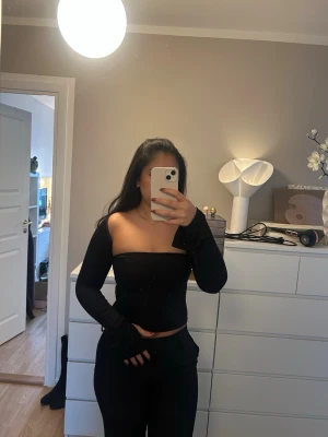 Svart topp från Gina Tricot  - Topp från Gina Tricot i storlek XS. Slits på ärmarna. Inget tecken på användning. 