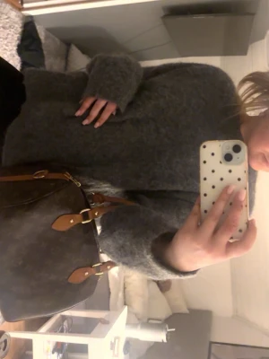 Alpacka ull tröja - Köpt från nakd för 900kr och använd en gång, är i alpackull så väldigt bra material💕