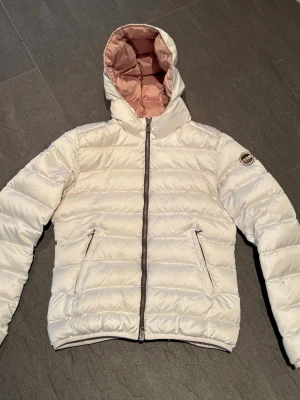 Colmar jacka - Riktigt schysst vit Colmar dunjacka i storlek S. Jackan är väldigt sparsamt använd och inte synliga defekter eller tecken på användning. Det är en dam modell! Hör gärna av dig vid frågor eller funderingar 🙌🏼✅