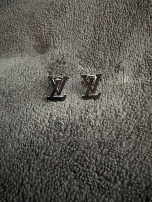 Örhängen  - Silvriga örhängen med plopp baktill. Helt nya!