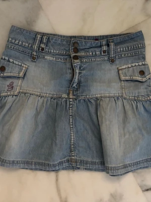 Jeanskjol volang - Så snygg lådmidjad vintage kjol🩵