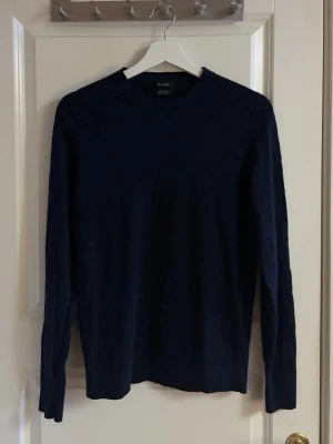 Mörkblå tröja Massimo dutti  - En stilren och snygg mörkblå tröja från Massimo dutti i merinoull. Perfekt för dig som gillar en clean och klassisk look.