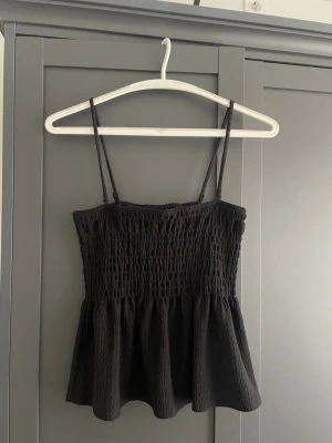 Snygg topp - s  - Säljer en svart linnetopp från Gina Tricot. Man kan ta bort axelbanden. Passar perfekt till en sommarkväll! 💕Använd ett fåtal ggr. Skriv vid frågor. 