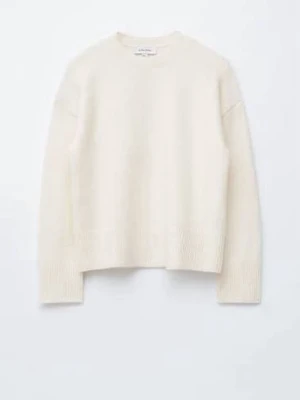 Other & stories tröja - Klassisk vit stickad tröja med rund halsringning och långa ärmar. Tröjan har en rak, något boxig passform och ribbstickade muddar vid ärmslut och nederkant. Perfekt basplagg i mjukt material.