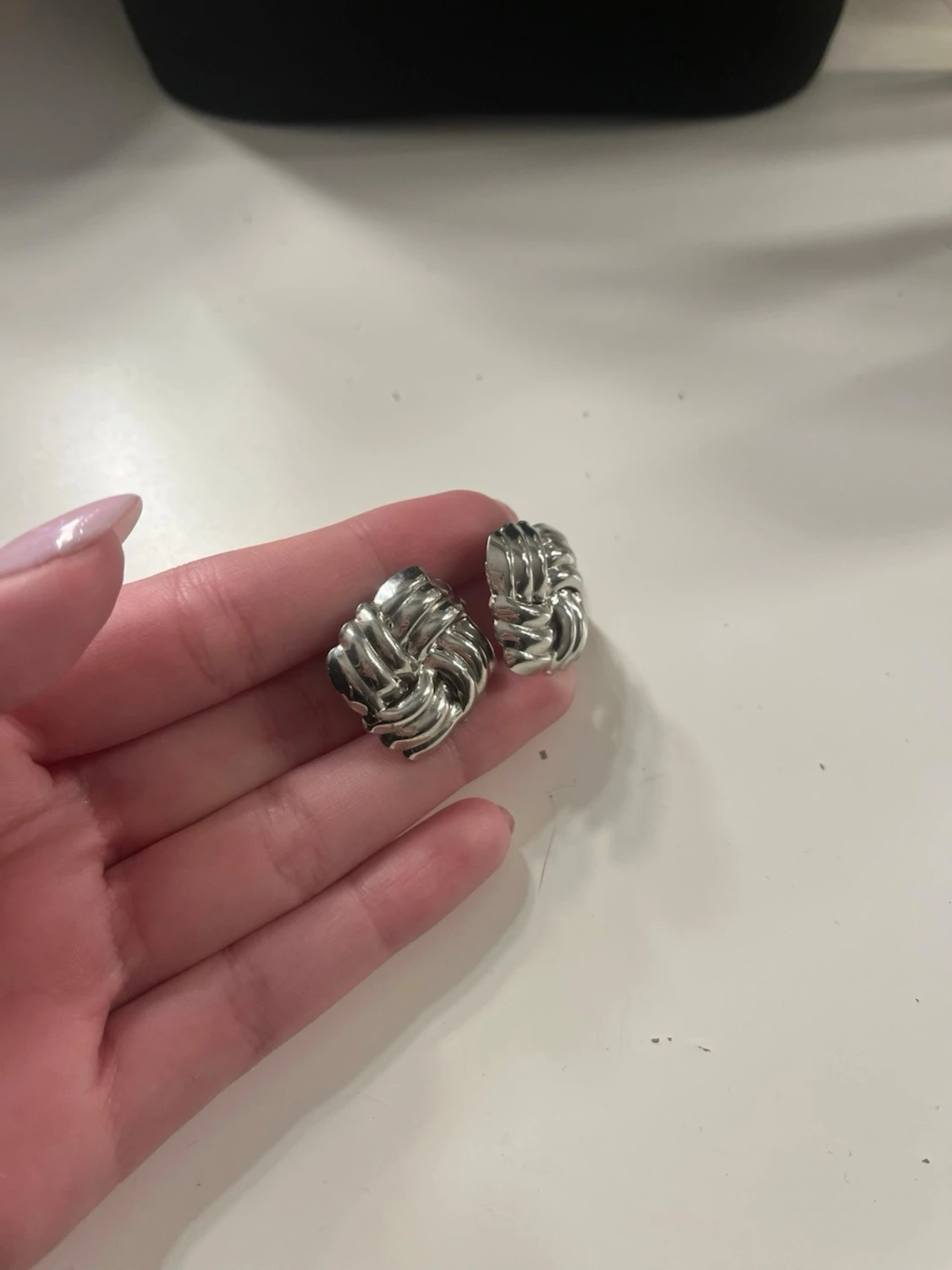 Silvriga knutformade örhängen - 3