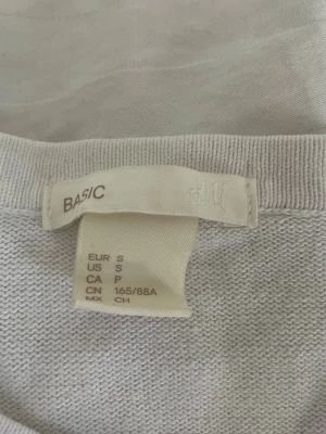 vit kofta H&M - vit kofta från h&m skönt material och enkel att styla, skriv vid frågor eller för fler bilder