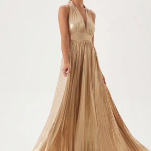 Balklänning - Champangefärgad balklänning från GODDIVA. Nyskick, endast använd 1 gång. Nypris 1599kr. 