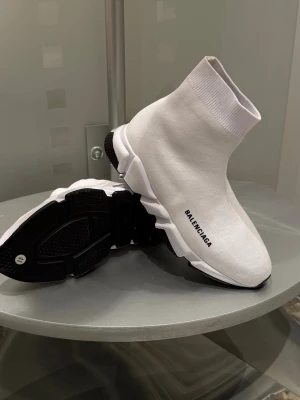 Vita strumpskor - Kontakta för mer info