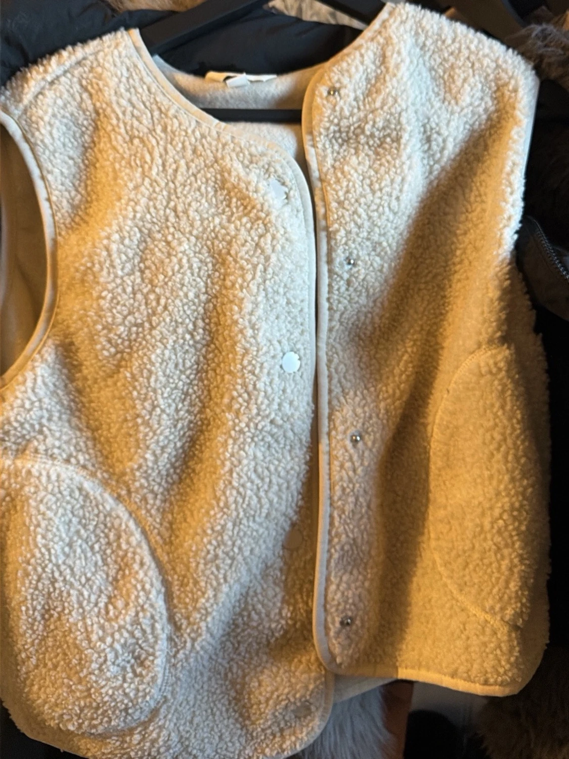 Vit teddyväst med tryckknappar