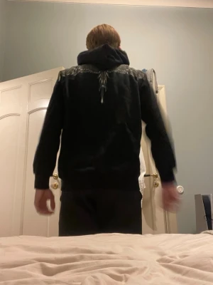 Svart Burberry Brit skjorta M - Svart skjorta från Burberry Brit i storlek M. Klassisk modell med långa ärmar och knappar framtill. Snygga rutiga detaljer i beige och rött på insidan av manschetterna och kragen. Perfekt för dig som gillar stilrena plagg med en twist. Köpt för 1350kr av en vän. Några funderingar på äktheten är det bara att skriva. Pris går diskuteras bara på snabbköp!