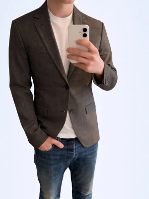 Tiger of sweden kavaj - Snygg tiger of sweden kavaj perfekt för att ha på festen eller bara vardagligt. Riktigt fin kavaj för en riktigt bra peng! Storlek: 46