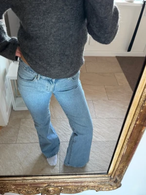 Ljusblå bootcut jeans - Jätte fina lågmidjade ljusblåa jeans från Abrand, bootcutmodell, som nya, storlek W28 L32