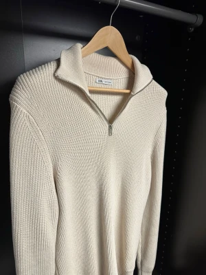 Beige stickad halvzip från Zara - Halvzip från Zara använd 2 gånger. I size M