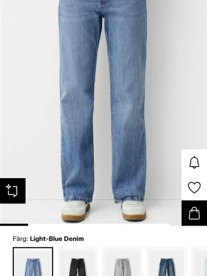 Ljusblå raka jeans från berschka - Ljusblå jeans i rak modell från berschka . Klassisk femficksdesign, medel hög  midja och tillverkade i denim. Perfekta för en avslappnad och trendig look.