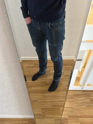 Mörkblå lee jeans - Säljer ett par mörkblå lee jeans. Slim fit. Jag på bilden är 180 lång och väger ca 65kg. Hör av dig vid fler frågor.